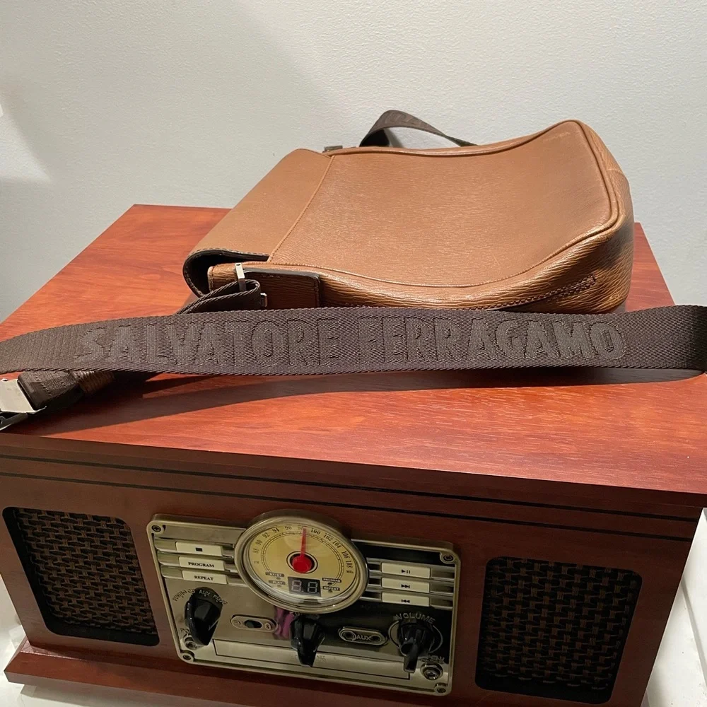 Salvatore Ferragamo textured leather messenger bag - unisex